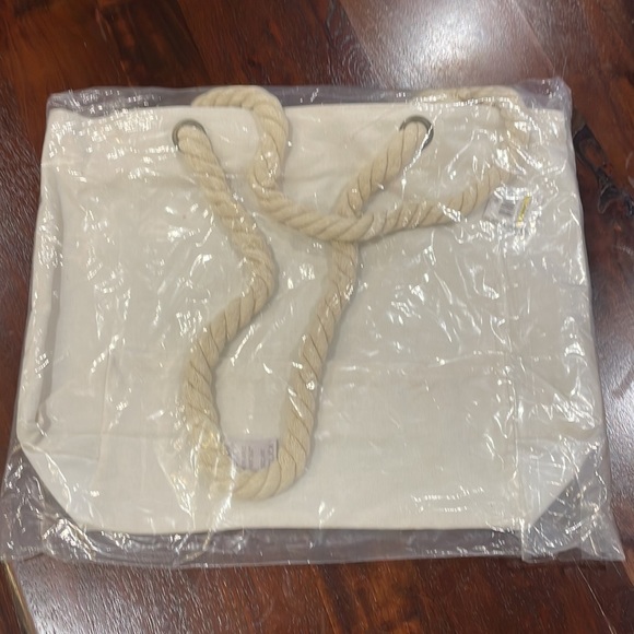 NIP “Out of Office” 👜 - Picture 2 of 3